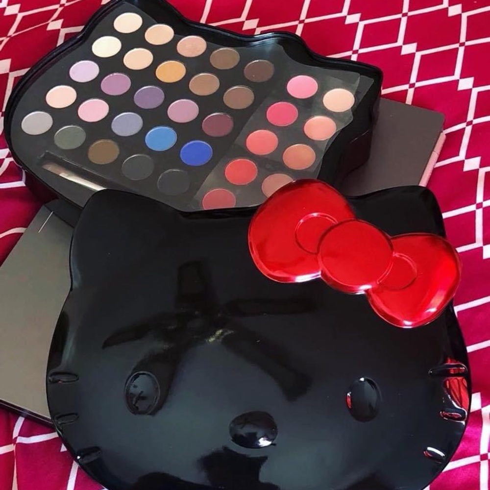 💕Hellokitty Eye shadows pallete 💕